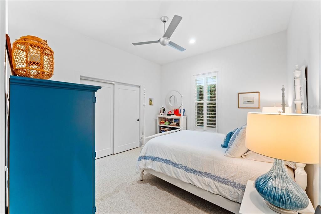 合同活跃: $925,000 (4 贝兹, 3 浴室, 2516 平方英尺)