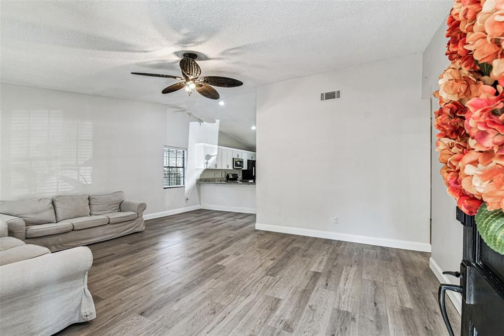 For Sale: $425,000 (3 beds, 1 baths, 1156 Square Feet)