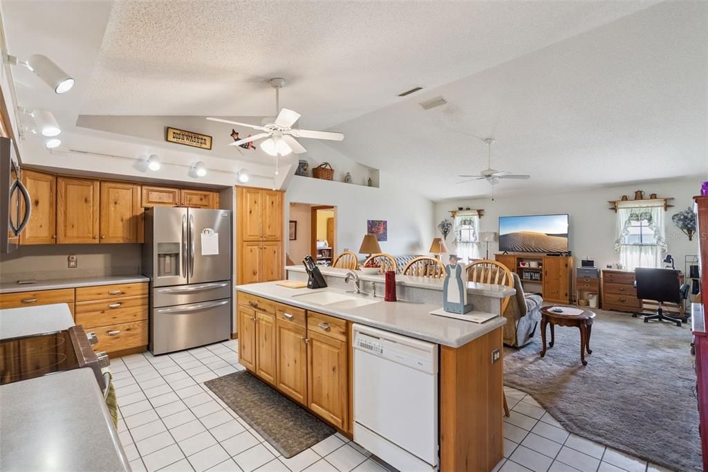 Active With Contract: $350,000 (3 beds, 2 baths, 1990 Square Feet)