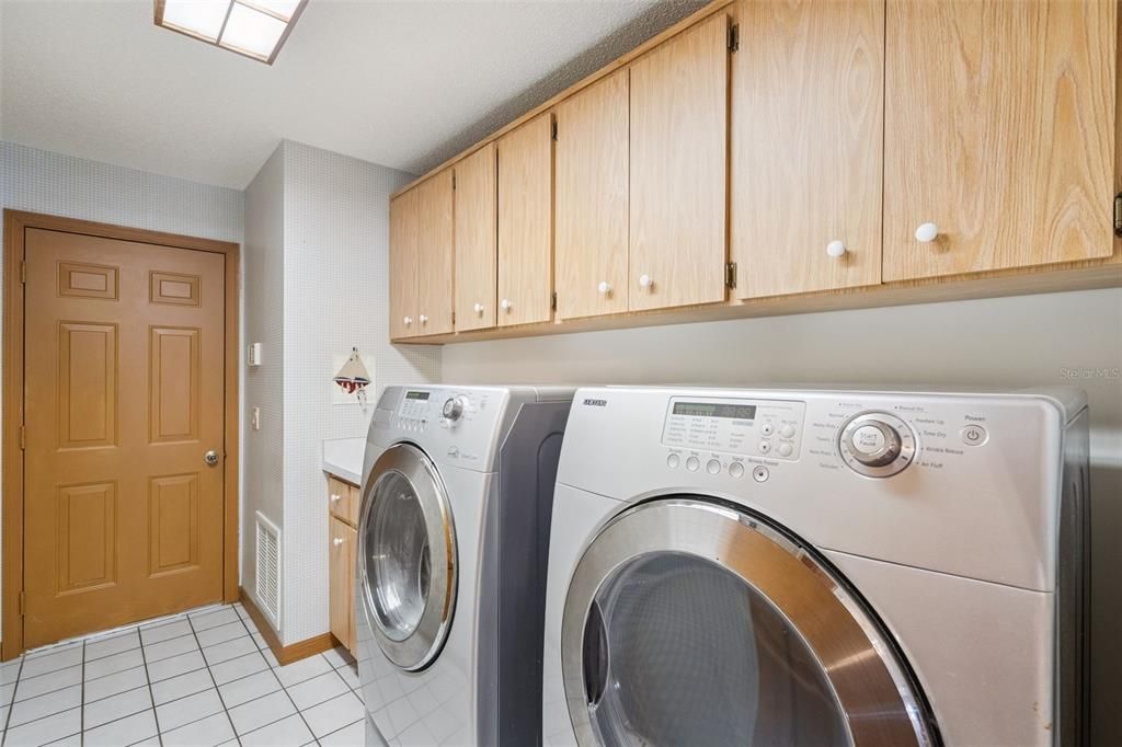 Active With Contract: $350,000 (3 beds, 2 baths, 1990 Square Feet)