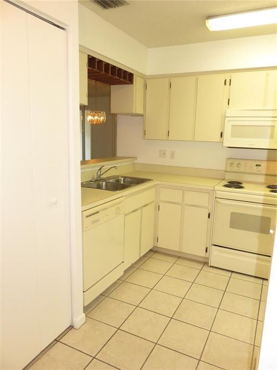 For Rent: $1,295 (2 beds, 2 baths, 935 Square Feet)