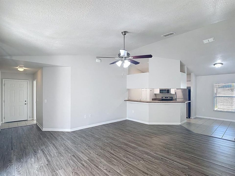 For Sale: $327,200 (3 beds, 2 baths, 1260 Square Feet)