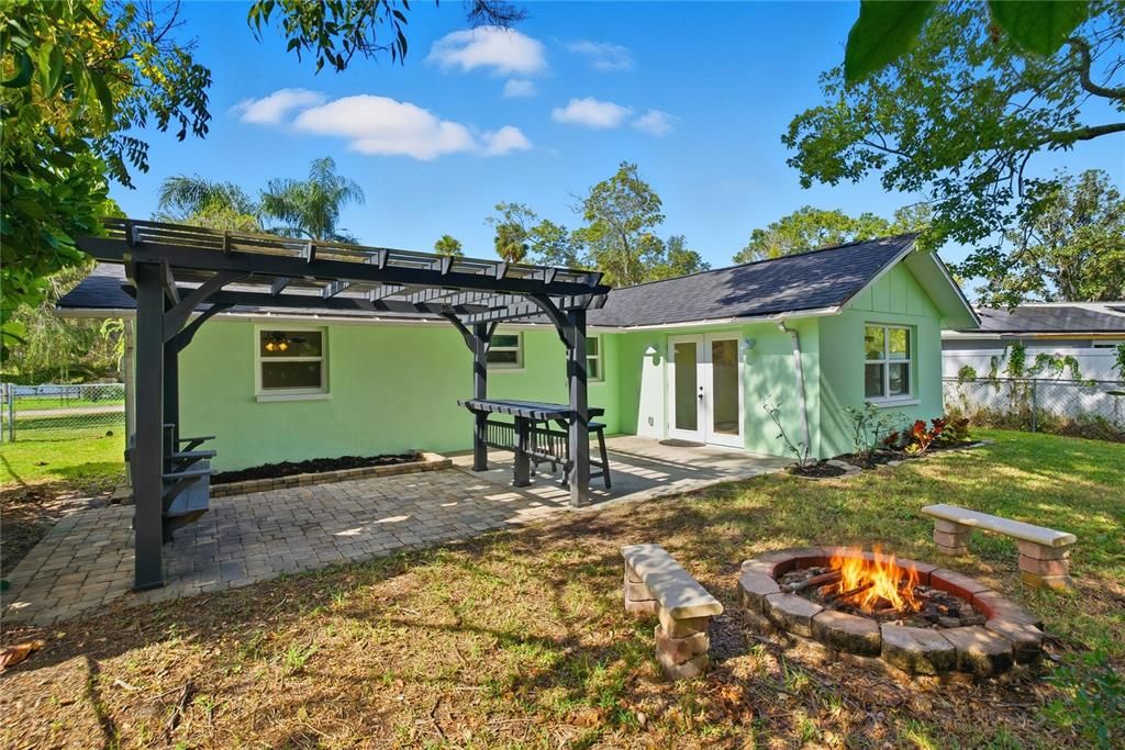 For Sale: $219,900 (2 beds, 1 baths, 1012 Square Feet)