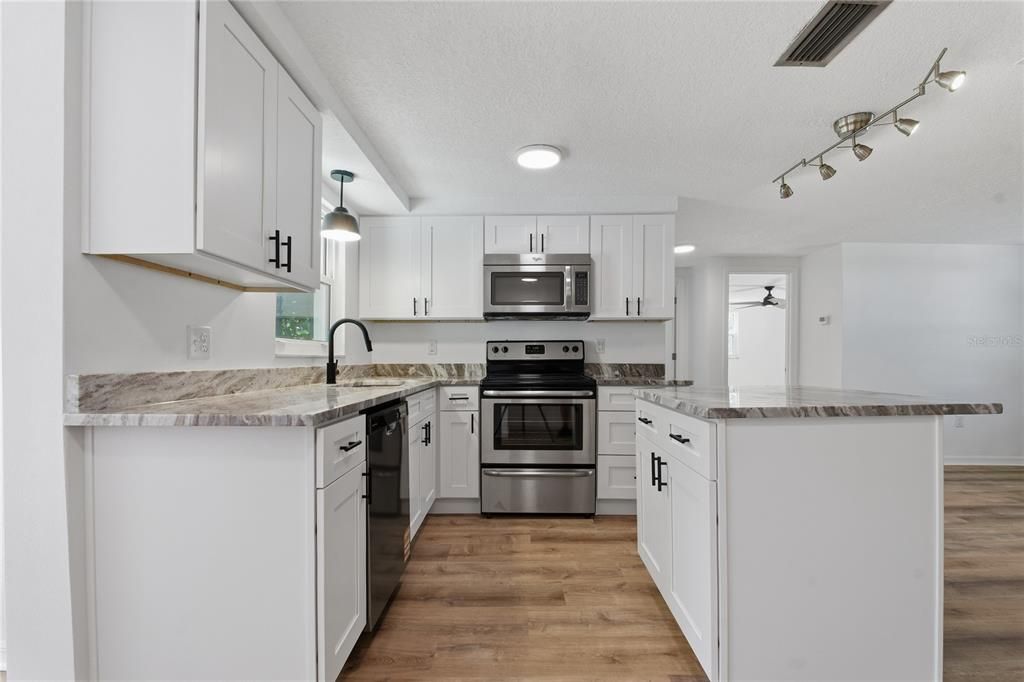 For Sale: $219,900 (2 beds, 1 baths, 1012 Square Feet)