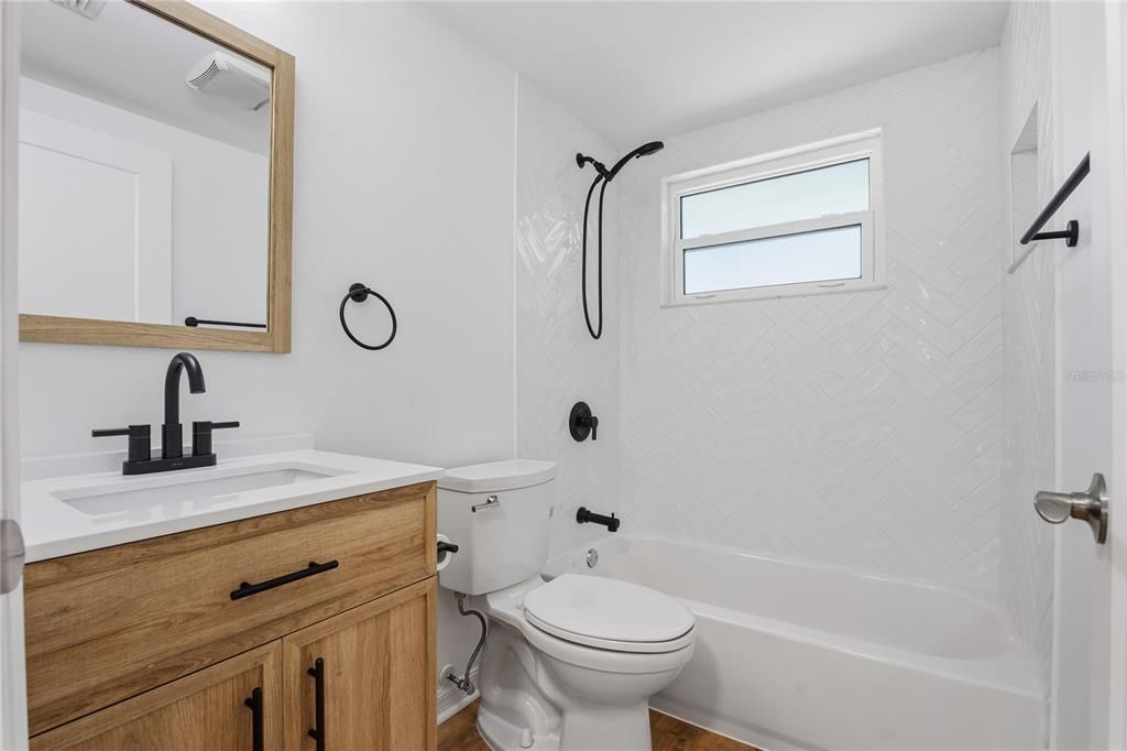 For Sale: $219,900 (2 beds, 1 baths, 1012 Square Feet)