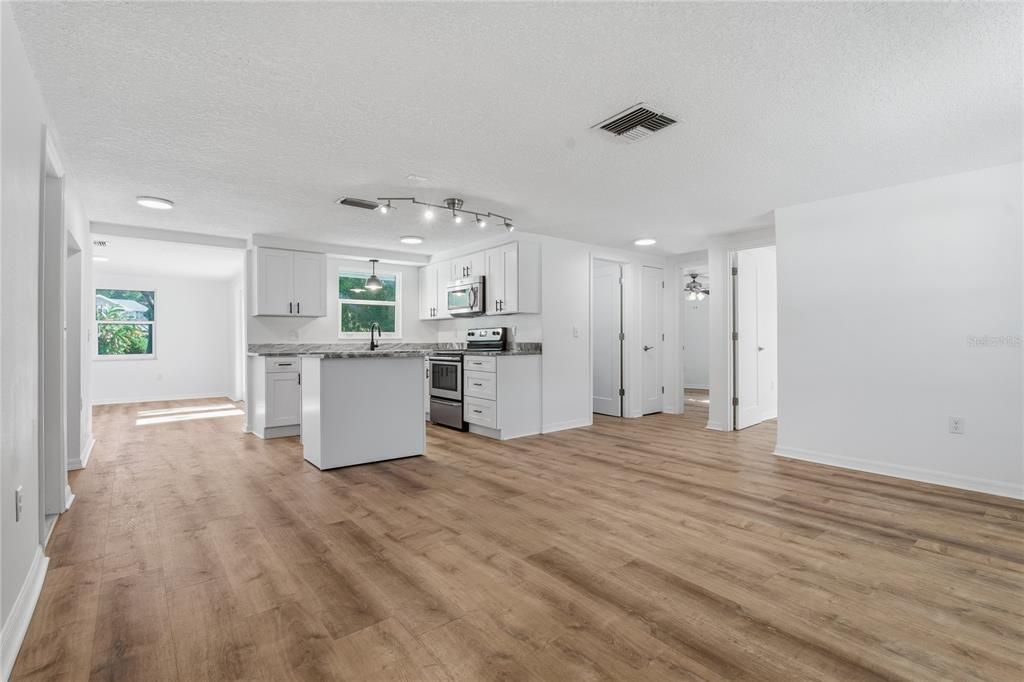 For Sale: $219,900 (2 beds, 1 baths, 1012 Square Feet)