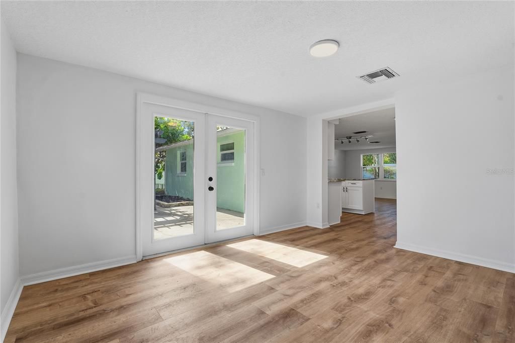 For Sale: $219,900 (2 beds, 1 baths, 1012 Square Feet)