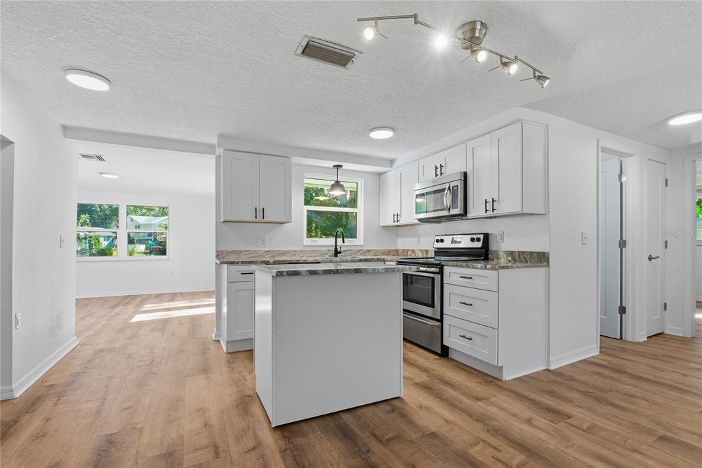 For Sale: $219,900 (2 beds, 1 baths, 1012 Square Feet)