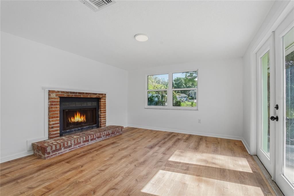 For Sale: $219,900 (2 beds, 1 baths, 1012 Square Feet)