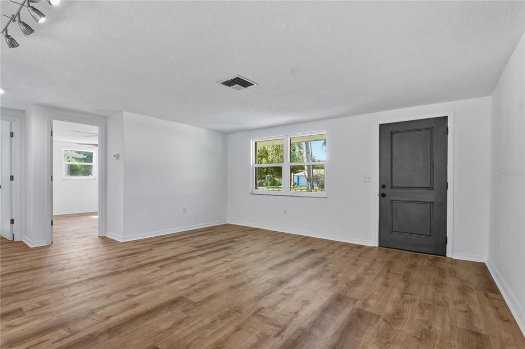 For Sale: $219,900 (2 beds, 1 baths, 1012 Square Feet)