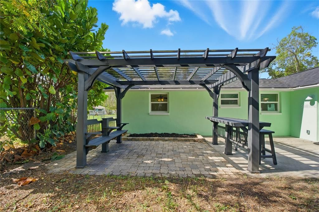 For Sale: $219,900 (2 beds, 1 baths, 1012 Square Feet)