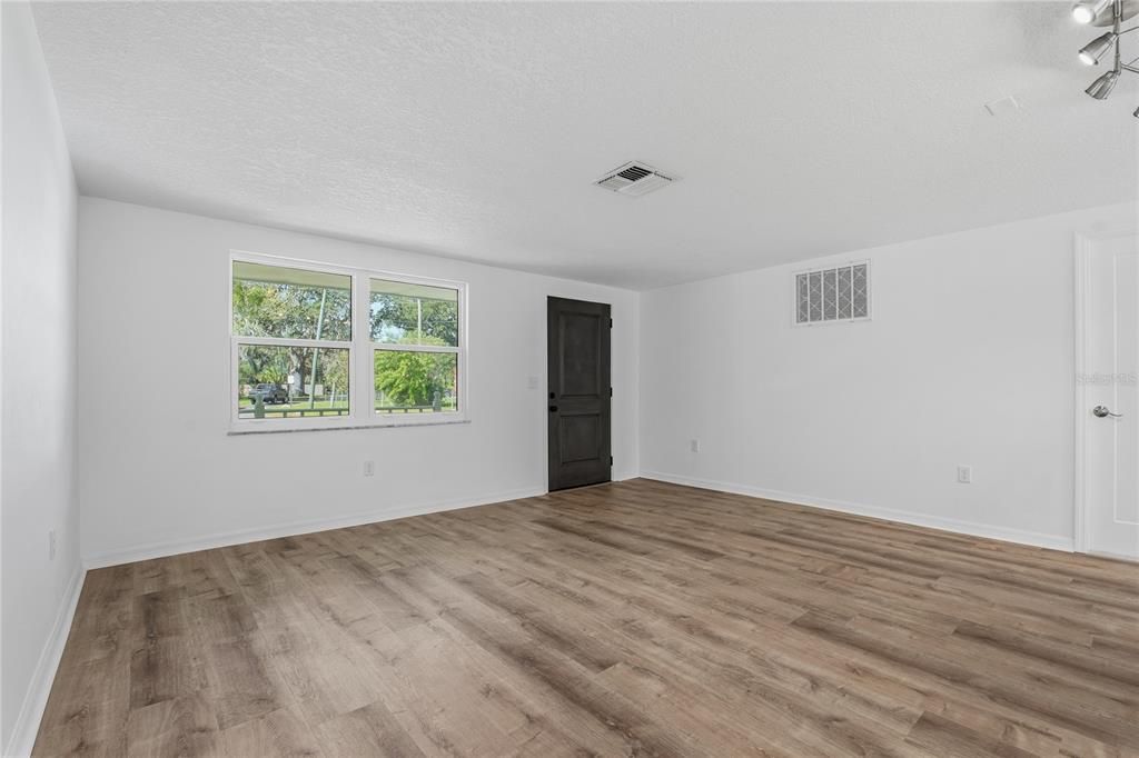 For Sale: $219,900 (2 beds, 1 baths, 1012 Square Feet)