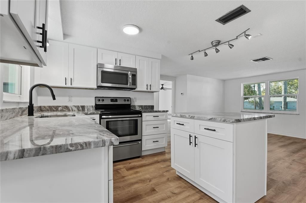 For Sale: $219,900 (2 beds, 1 baths, 1012 Square Feet)