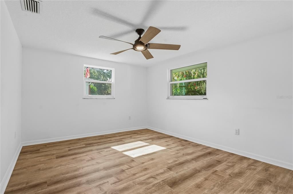 For Sale: $219,900 (2 beds, 1 baths, 1012 Square Feet)