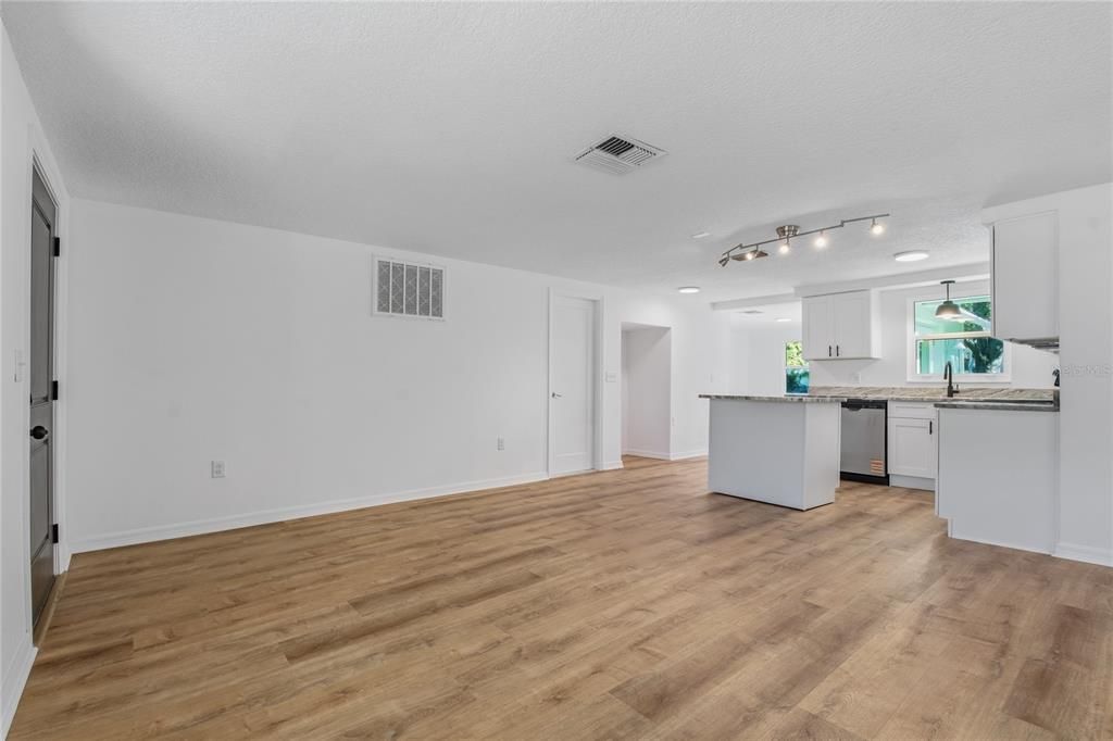 For Sale: $219,900 (2 beds, 1 baths, 1012 Square Feet)