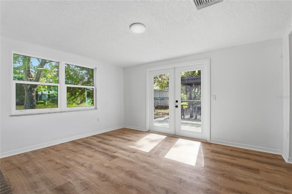 For Sale: $219,900 (2 beds, 1 baths, 1012 Square Feet)