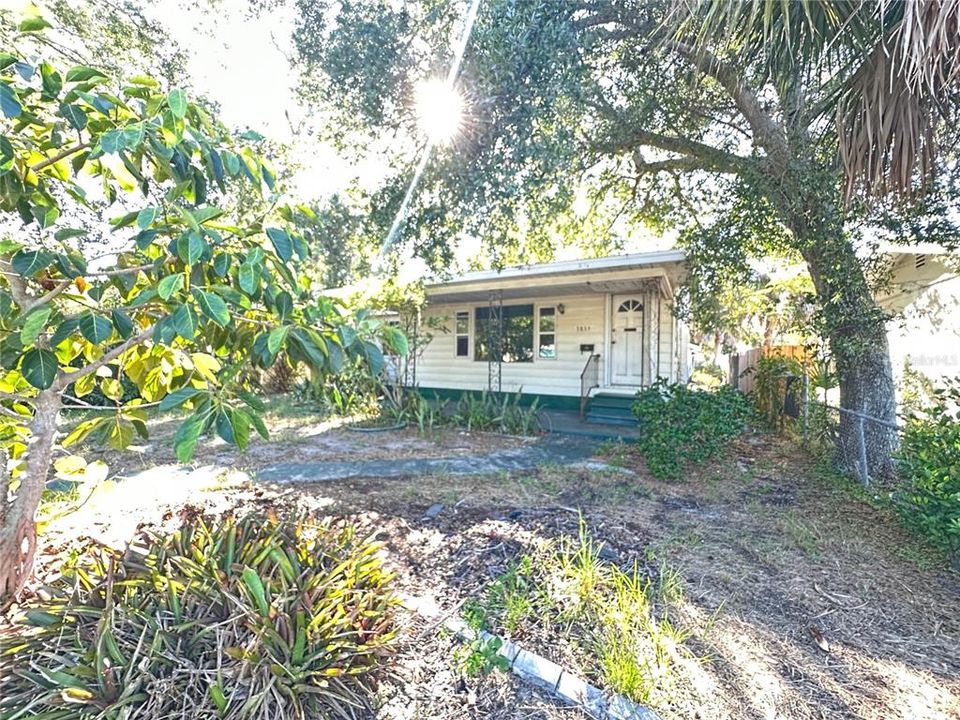 Active With Contract: $179,900 (2 beds, 1 baths, 820 Square Feet)