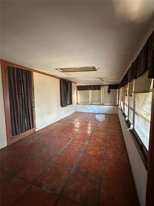 Active With Contract: $179,900 (2 beds, 1 baths, 820 Square Feet)