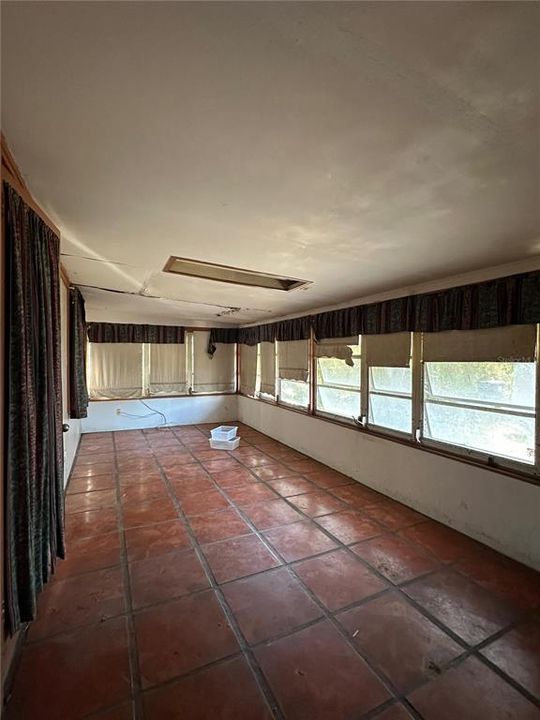 Active With Contract: $179,900 (2 beds, 1 baths, 820 Square Feet)