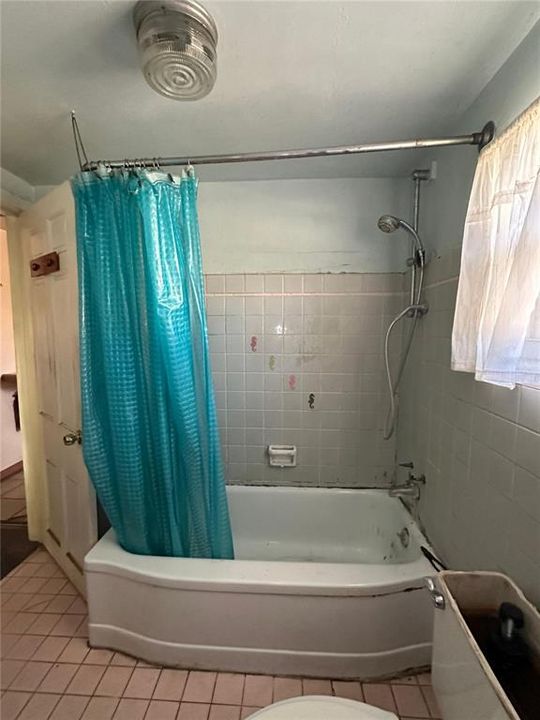 Active With Contract: $179,900 (2 beds, 1 baths, 820 Square Feet)