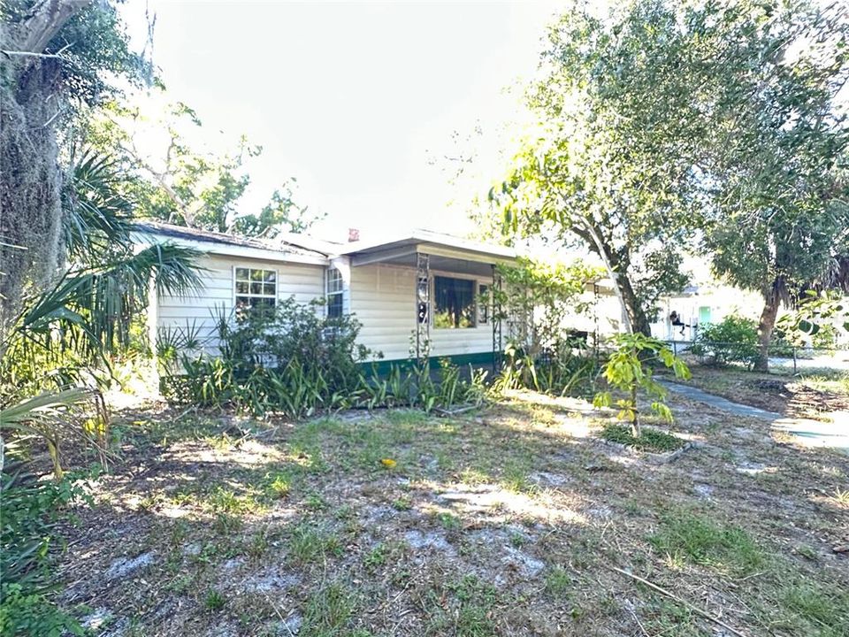 Active With Contract: $179,900 (2 beds, 1 baths, 820 Square Feet)