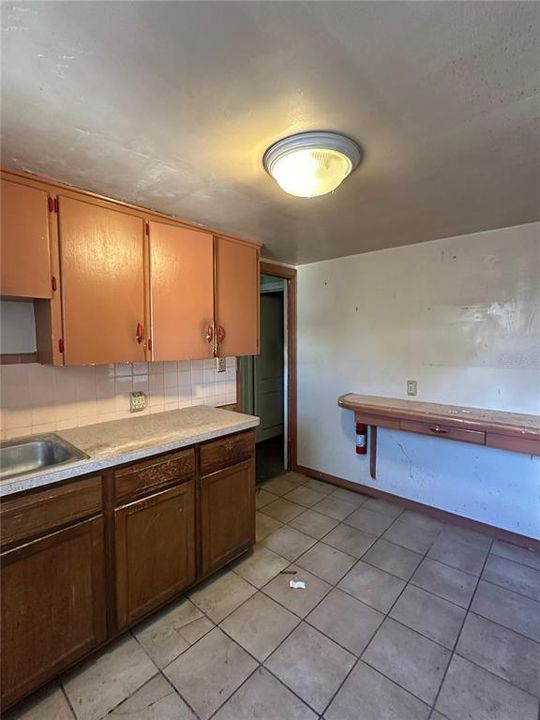 Active With Contract: $179,900 (2 beds, 1 baths, 820 Square Feet)