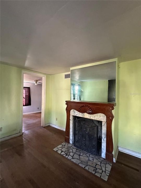 Active With Contract: $179,900 (2 beds, 1 baths, 820 Square Feet)