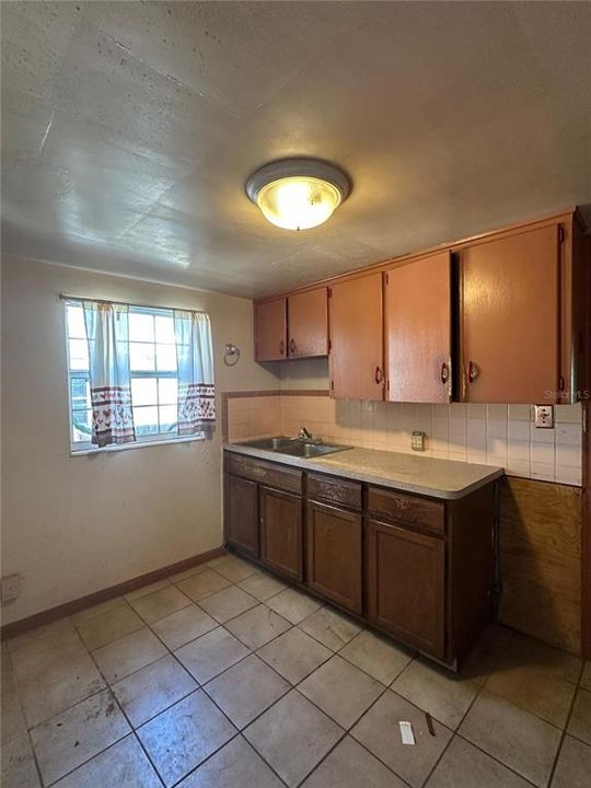 Active With Contract: $179,900 (2 beds, 1 baths, 820 Square Feet)