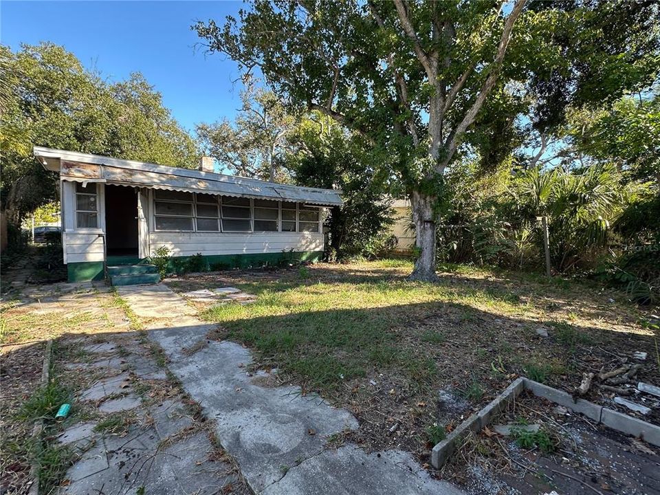 Active With Contract: $179,900 (2 beds, 1 baths, 820 Square Feet)