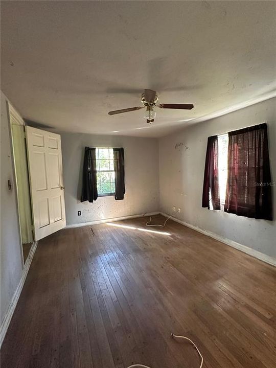 Active With Contract: $179,900 (2 beds, 1 baths, 820 Square Feet)