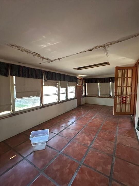 Active With Contract: $179,900 (2 beds, 1 baths, 820 Square Feet)