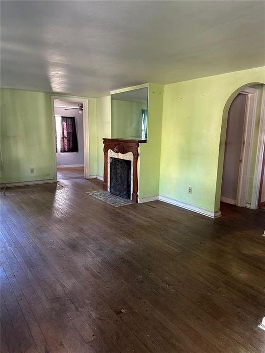 Active With Contract: $179,900 (2 beds, 1 baths, 820 Square Feet)