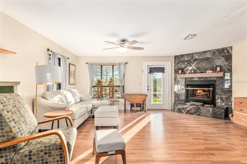 待售: $375,000 (2 贝兹, 2 浴室, 1144 平方英尺)