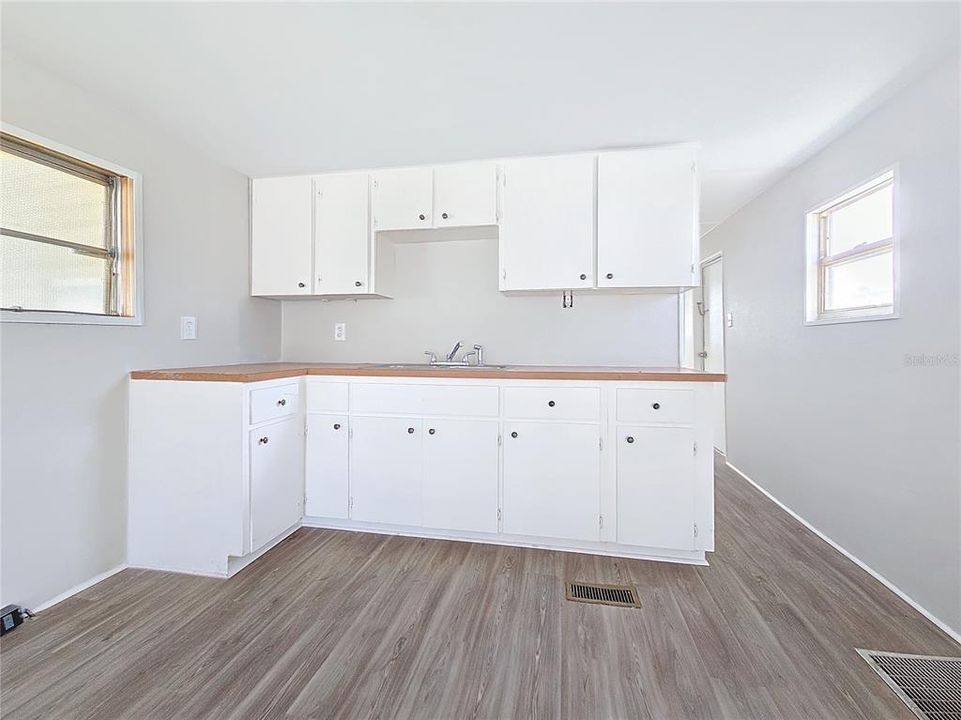 For Rent: $1,000 (1 beds, 1 baths, 678 Square Feet)