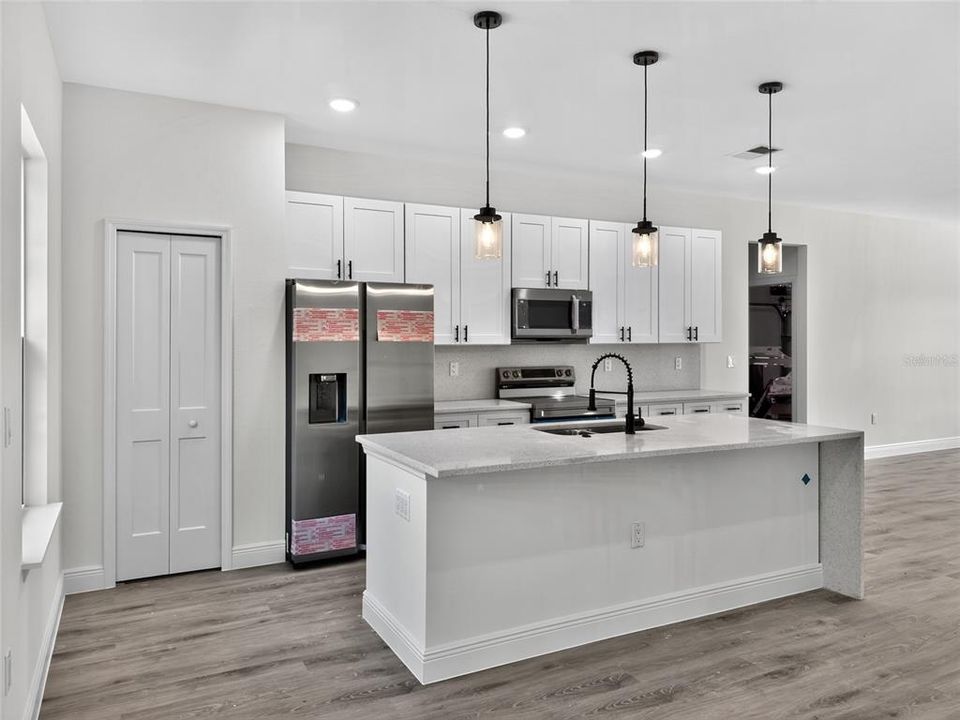 待售: $299,000 (4 贝兹, 2 浴室, 1774 平方英尺)