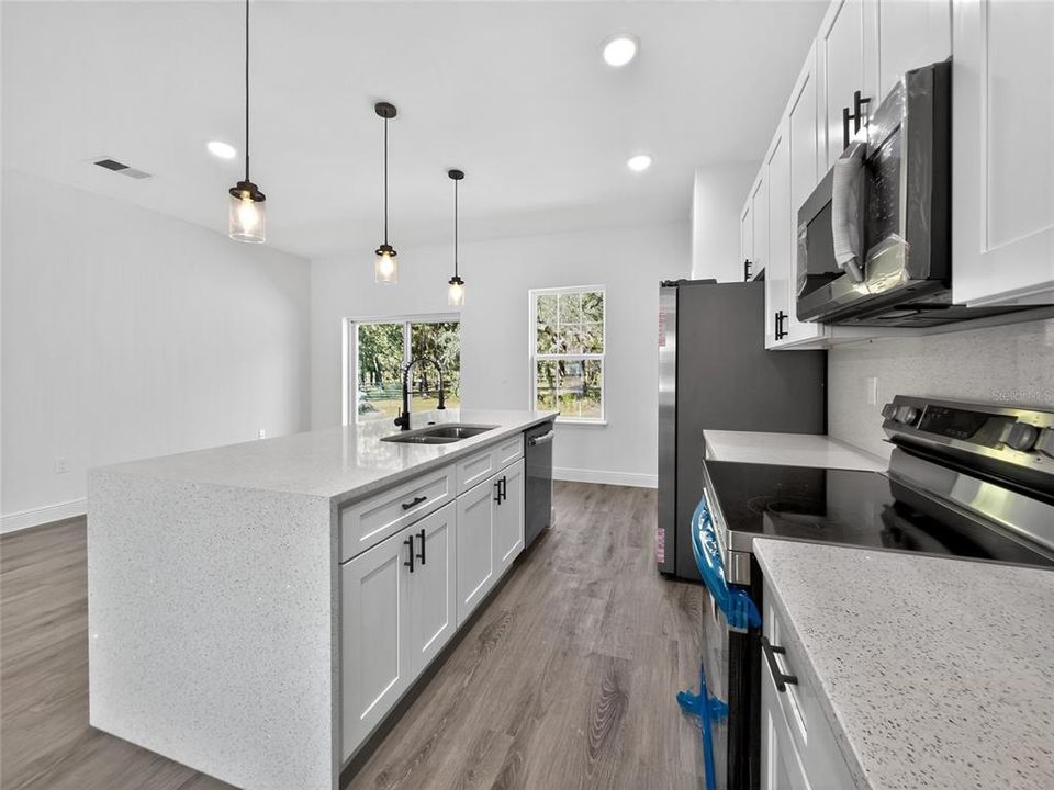 待售: $299,000 (4 贝兹, 2 浴室, 1774 平方英尺)