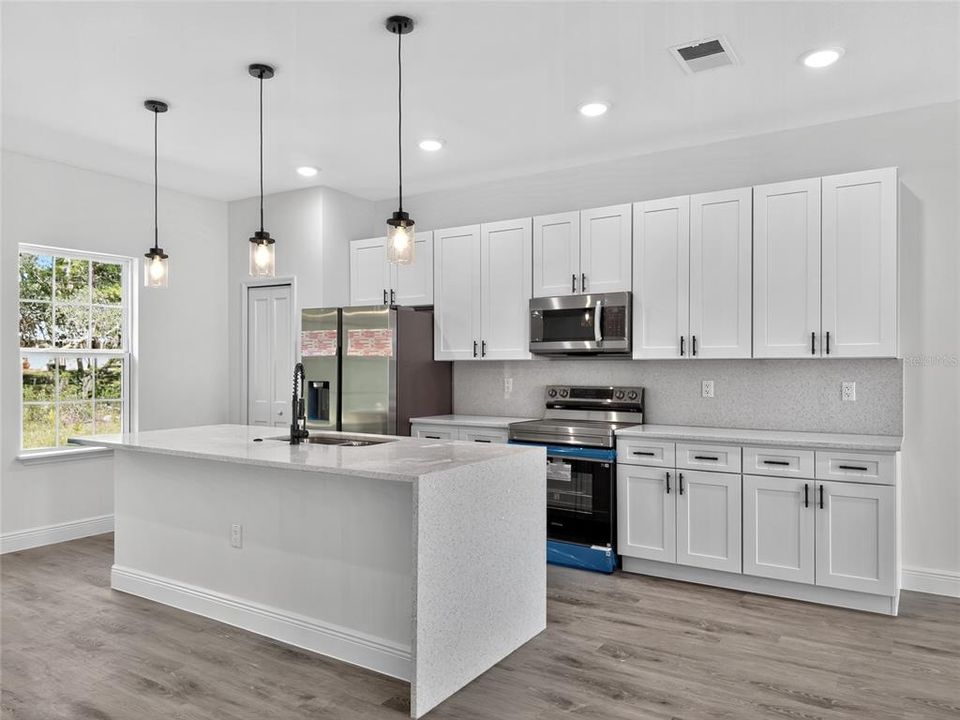 待售: $299,000 (4 贝兹, 2 浴室, 1774 平方英尺)