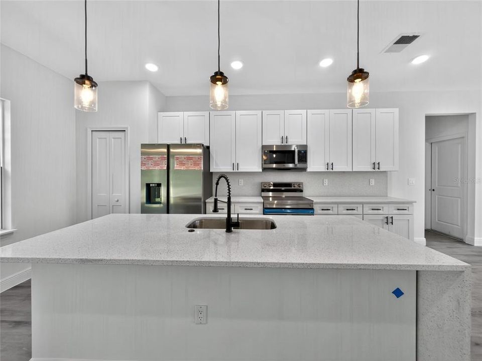 待售: $299,000 (4 贝兹, 2 浴室, 1774 平方英尺)