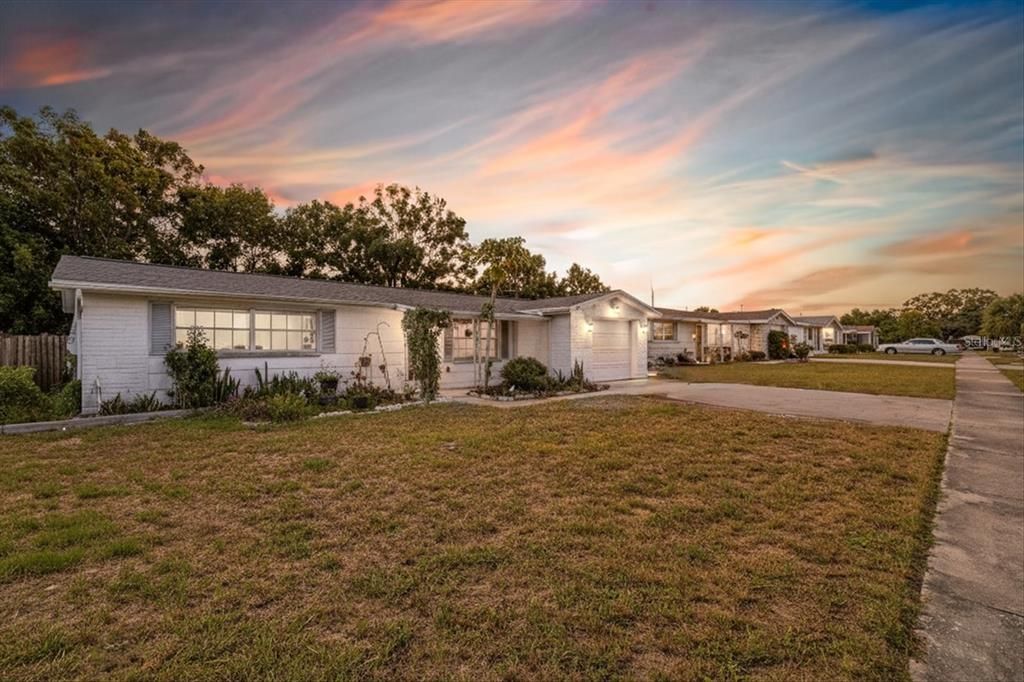 Active With Contract: $199,000 (2 beds, 1 baths, 1113 Square Feet)