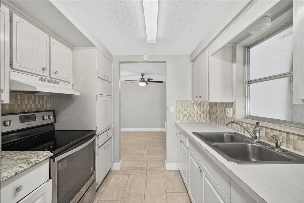 Active With Contract: $199,000 (2 beds, 1 baths, 1113 Square Feet)