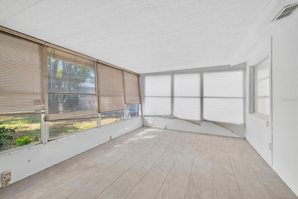 Active With Contract: $199,000 (2 beds, 1 baths, 1113 Square Feet)