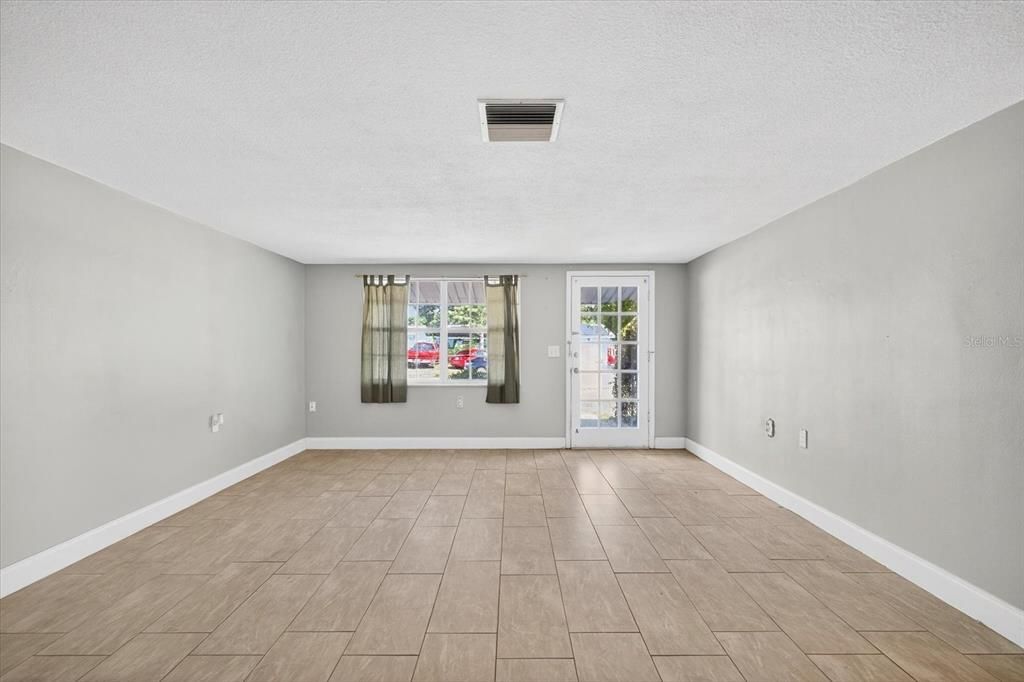 Active With Contract: $199,000 (2 beds, 1 baths, 1113 Square Feet)