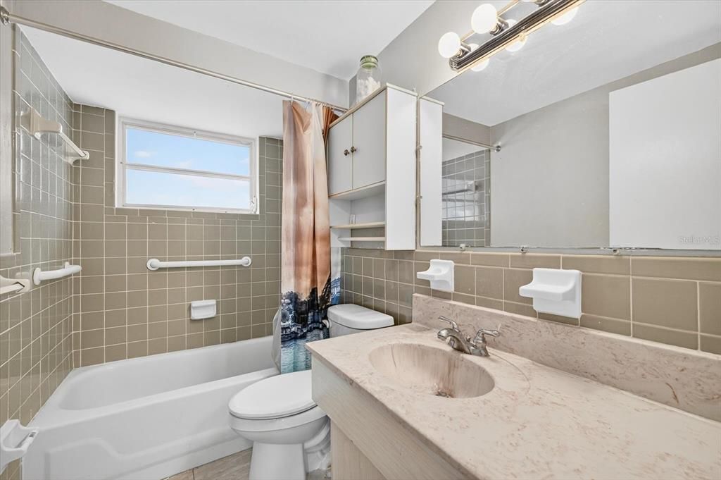 Active With Contract: $199,000 (2 beds, 1 baths, 1113 Square Feet)