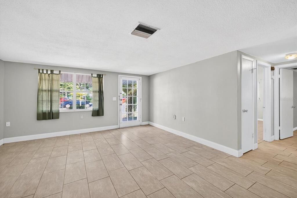 Active With Contract: $199,000 (2 beds, 1 baths, 1113 Square Feet)