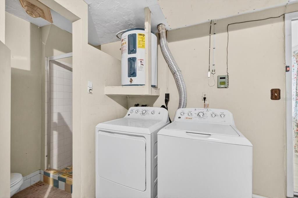 Active With Contract: $199,000 (2 beds, 1 baths, 1113 Square Feet)