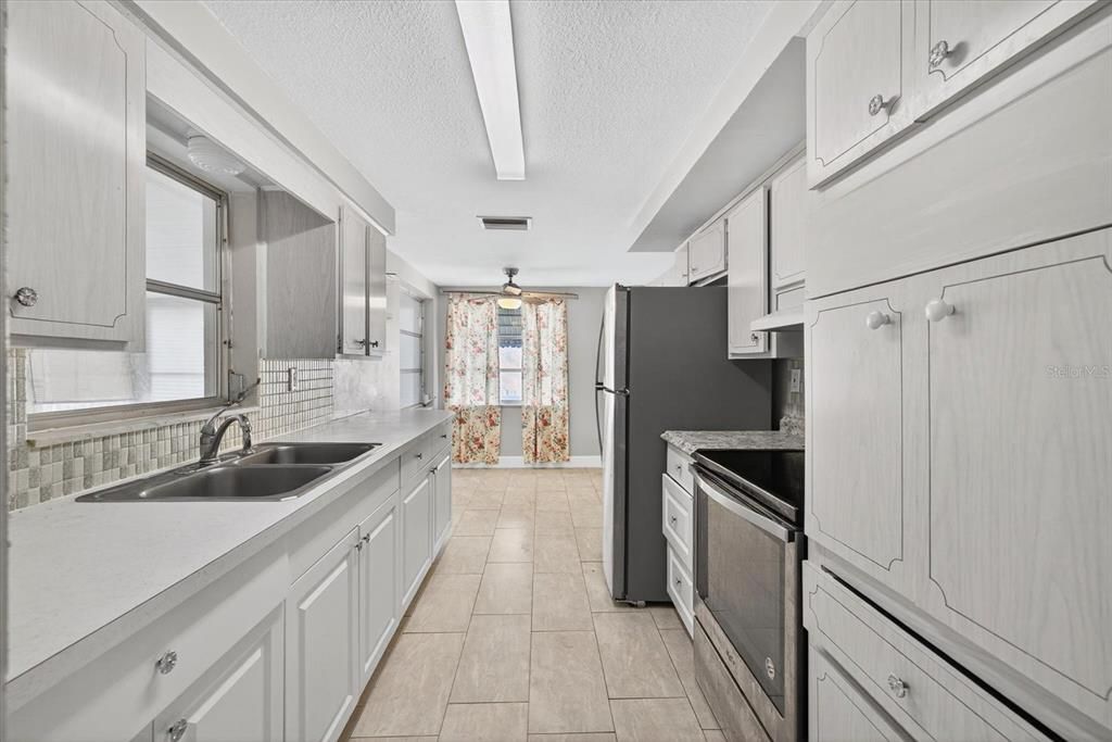 Active With Contract: $199,000 (2 beds, 1 baths, 1113 Square Feet)