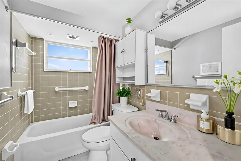 Active With Contract: $199,000 (2 beds, 1 baths, 1113 Square Feet)