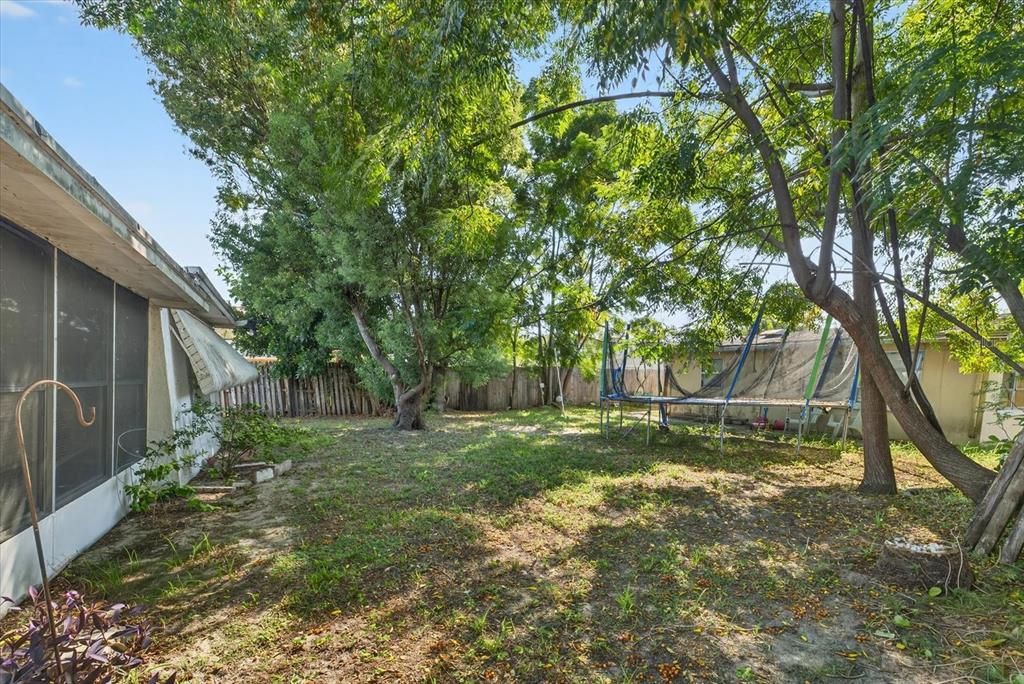 Active With Contract: $199,000 (2 beds, 1 baths, 1113 Square Feet)