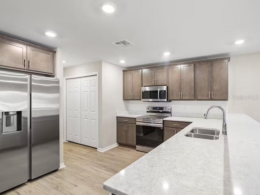 Active With Contract: $335,360 (3 beds, 2 baths, 1730 Square Feet)