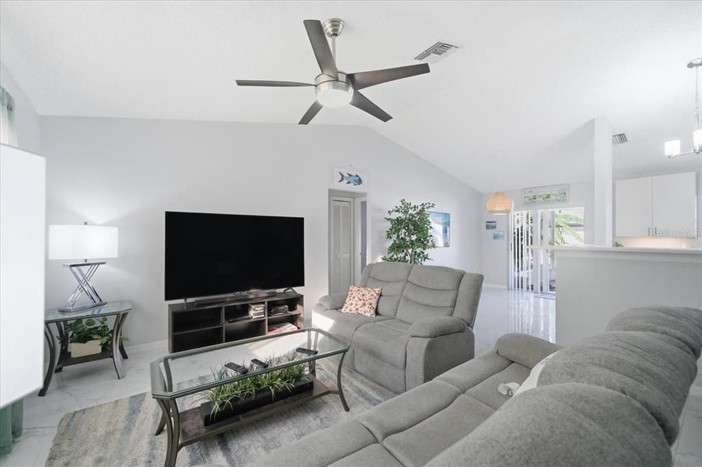 Active With Contract: $305,000 (3 beds, 2 baths, 1232 Square Feet)